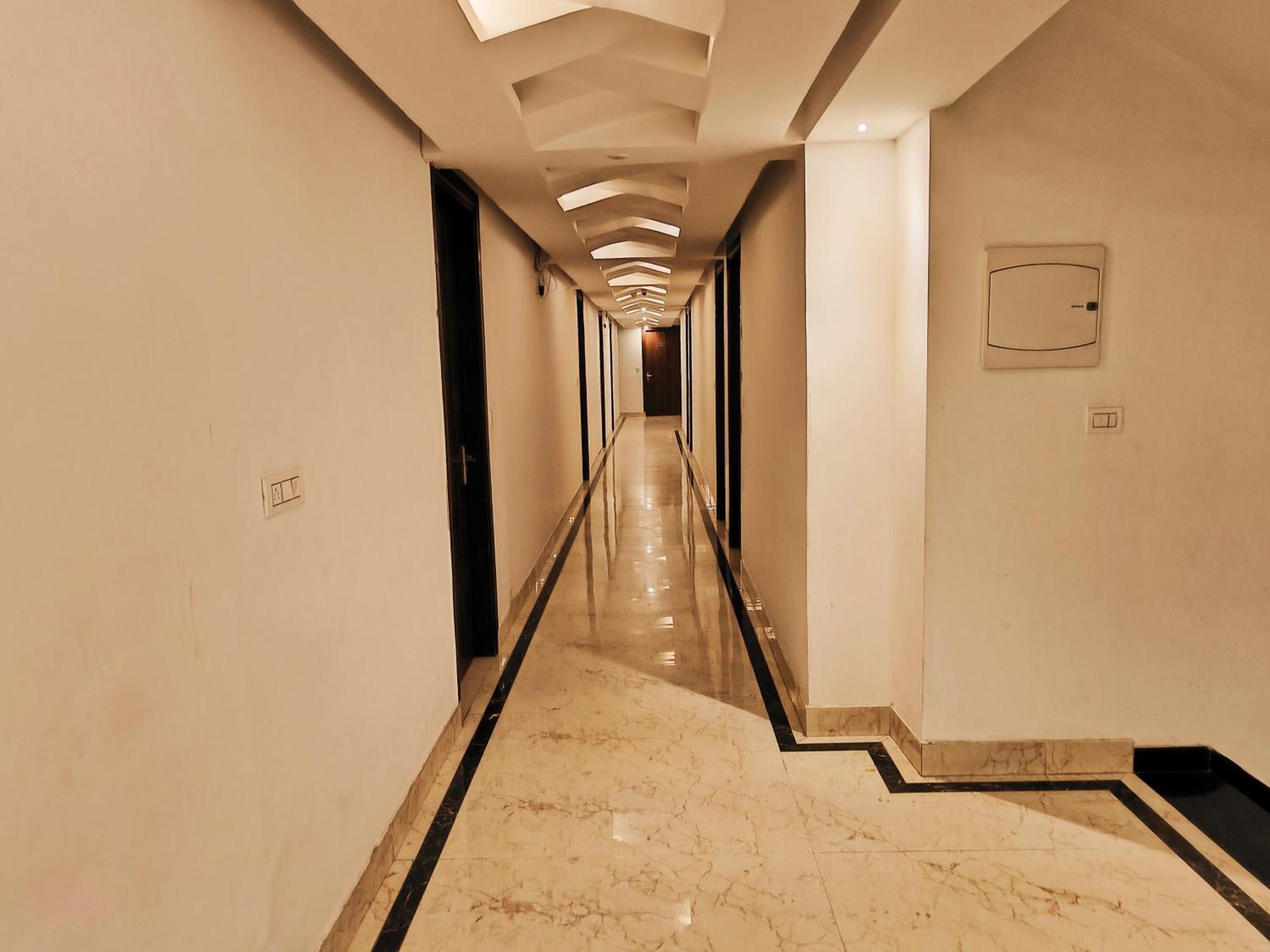 Hotel Le Mount Plaza Near Igi Airport Delhi Нью-Дели Экстерьер фото